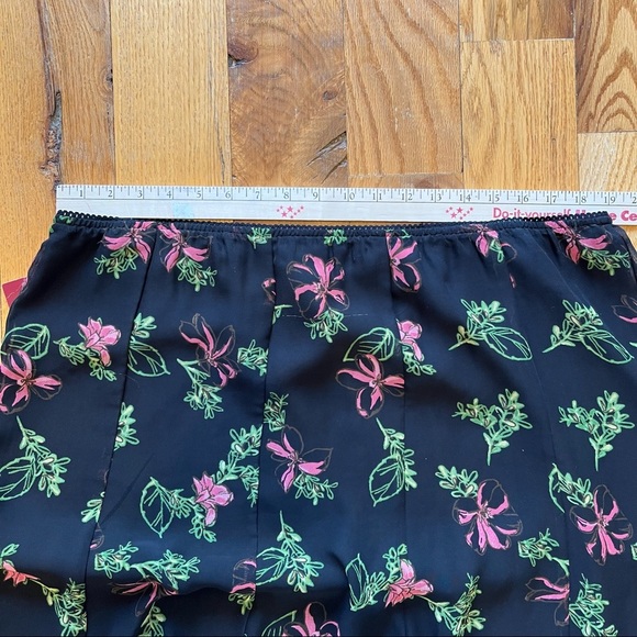 Natural beauty JM Collection. size 18 skirt. Black/garden motif. Fully lined. - Picture 4 of 4